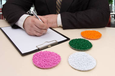 在辦公室的商人簽署了解放軍供應合