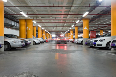 停車場，地下內(nèi)部有幾部停放的汽車