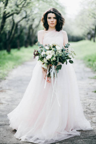 年輕美麗的新娘，在室外擺姿勢