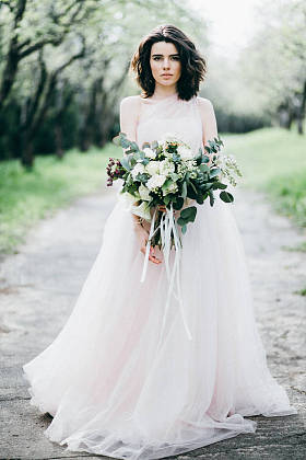 年轻美丽的新娘，在室外摆姿势