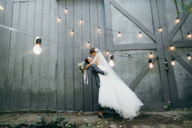 年輕的一對(duì)新婚夫婦擺在戶外。新郎舉行新娘