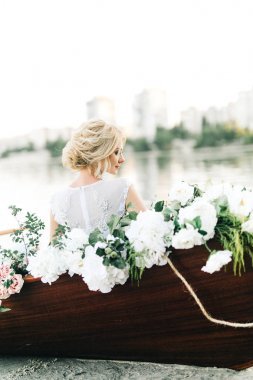 快樂的年輕新娘在船上戶外