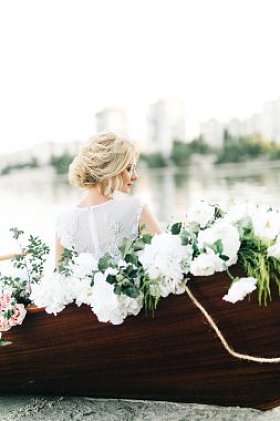 快乐的年轻新娘在船上户外