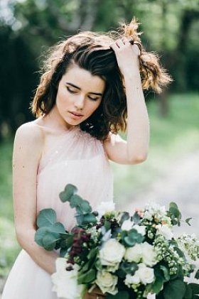 年轻美丽的新娘，在室外摆姿势