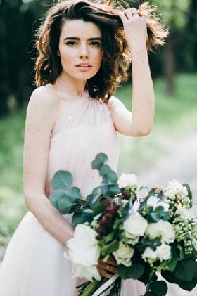 年轻美丽的新娘，在室外摆姿势