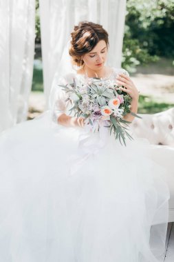 年轻美丽的新娘摆在花园房子