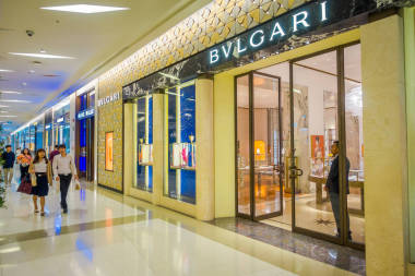 曼谷, 泰國, 2018年2月02日: 不知名的人的室內(nèi)視野步行接近 Bvulgari 店內(nèi)的暹羅百事購物中心在曼谷泰國