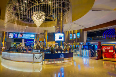 曼谷, 泰國, 2018年2月02日: 華麗的室內景觀暹羅百事購物中心。有16個屏幕和5000個座位, 電影院是 Thailands 最大的電影