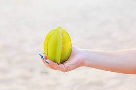 雌性手上的全异国杨桃果图片