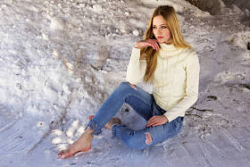 可爱的美丽少女坐在雪地