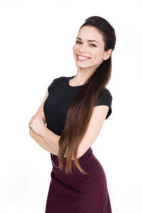 开朗的黑发妇女与交叉的武器, 孤立的白色