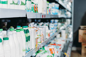 超市乳制品的选择性聚焦图片