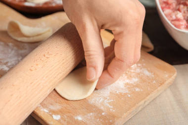 廚房餐桌上的婦女準(zhǔn)備餃子照片