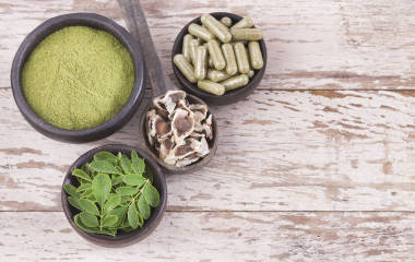 辣木叶, 种子, 粉和胶囊照片