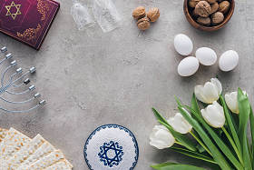传统书中的希伯来文、kippah 和烛台在混凝土桌上的顶部视图