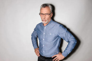 老男人看著相機嚴重孤立圖片