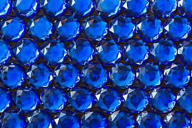 在黑暗背景下的宝石闪闪发光的蓝色钻石