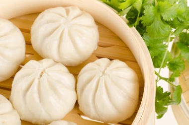 中國對 w 蒸饅頭與香菜竹蒸籠籃中