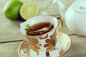 喝杯茶木桌子上