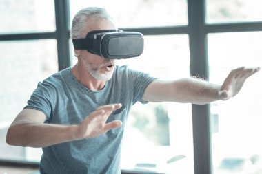 印象深刻的人舉起手來(lái)品嘗 Vr 眼鏡
