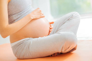 細心的懷孕婦女撫摸她的胃和調(diào)解