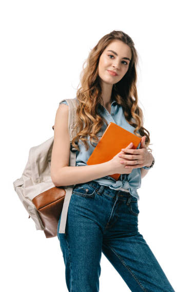 美麗的學(xué)生拿著書(shū), 看著在白色的相機(jī)隔離