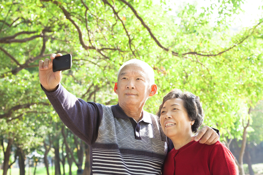 高级夫妇正在拍照的自己户外图片