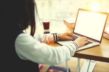 后视图的熟练女学生打字笔记本电脑与模拟屏幕准备作业, 聪明的学生搜索信息浏览网站使用无线连接在 coworking 空间