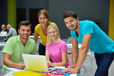 四名學生在大學課后坐在咖啡館