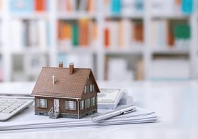 样板房, 计算器, 现金和办公桌上的文书: 房地产, 住房贷款和投资概念