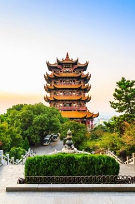 黄河鹤塔在傍晚, 中国传统多层塔位于中国湖北省武汉市佘山 (蛇山)