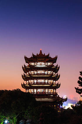 中国湖北省武汉市佘山 (蛇山) 中国传统多层塔楼--黄昏的黄鹤