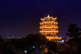 中国湖北省武汉市佘山 (蛇山) 中国传统多层塔楼--黄昏的黄鹤