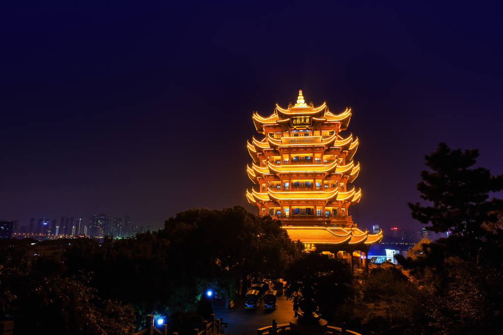 中国湖北省武汉市佘山 (蛇山) 中国传统多层塔楼--黄昏的黄鹤