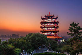黄昏中的黄鹤楼，位于中国湖北武汉蛇山的一座传统的中国多层建筑。塔上的中文字母是“无极天柱”，意思是“神奇的天堂”