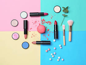 色彩背景下的装饰彩妆产品照片