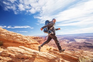 徒步旅行者在美國(guó)猶他州峽谷地國(guó)家公園