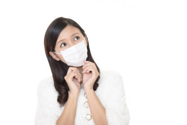 戴著流感面具的女人