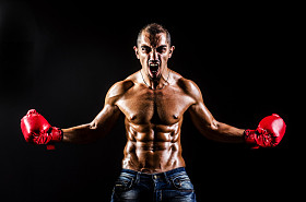 拳击手套的年轻人图片