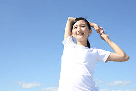 轻松美丽的年轻女子.图片