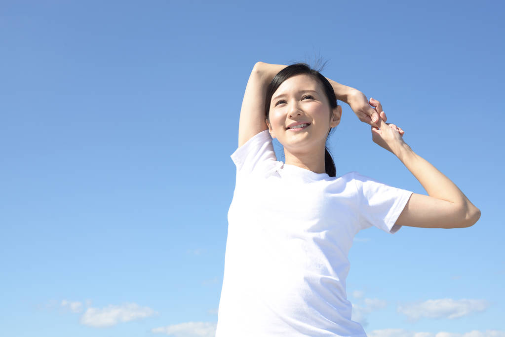 轻松美丽的年轻女子.图片