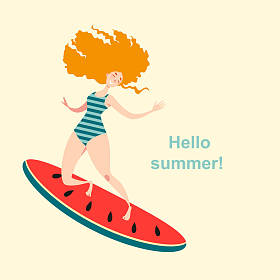 快乐的红头发的女孩在泳装冲浪