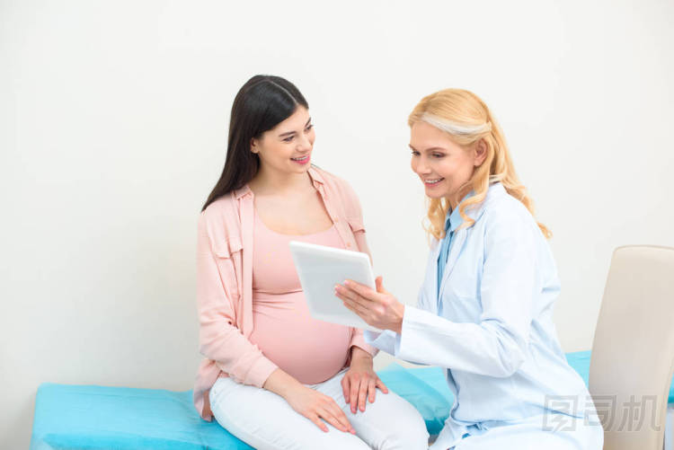 婦產科醫(yī)生和孕婦一起使用片
