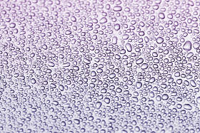 玻璃镜子上的水滴