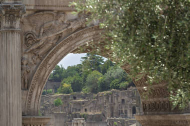 从罗马论坛萨普提米亚斯西弗勒斯拱门看腭山古遗