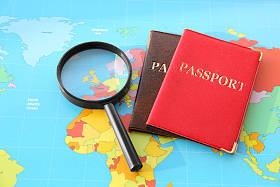 放大镜, 世界地图上的护照。移民概念