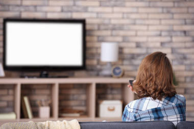 看电视的女人 图片