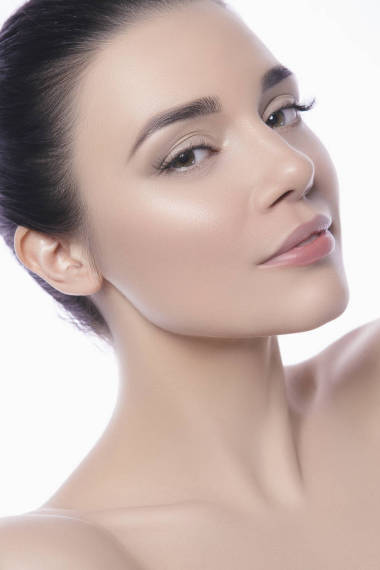 關(guān)閉一個(gè)美麗的黑發(fā)白種女人清新清爽