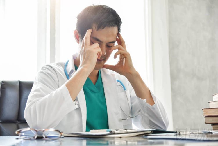 強(qiáng)調(diào)年輕的亞洲男性醫(yī)生正在工作