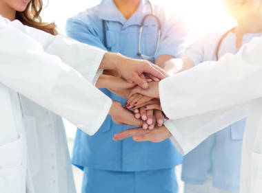 醫(yī)生和護(hù)士堆疊的手?；ブ母拍?>
                    </a>
                    <div   id=